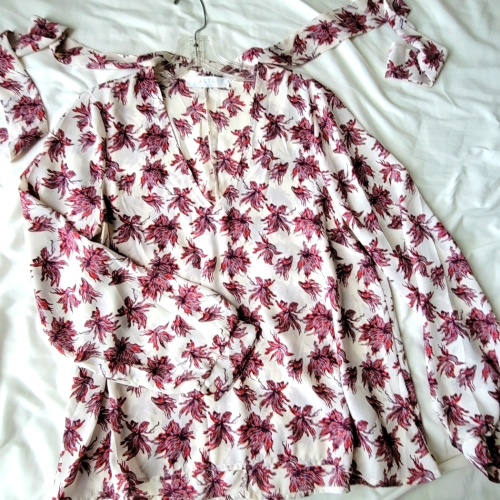 ASTR Medium Floral Blouse